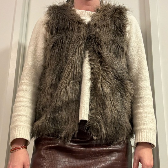 H&M Faux Fur Vest - Picture 4 of 9